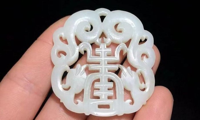 嚴選明清和田白玉雙龍佩，質地純淨密度高，雕刻工藝精湛圓潤，適合收藏