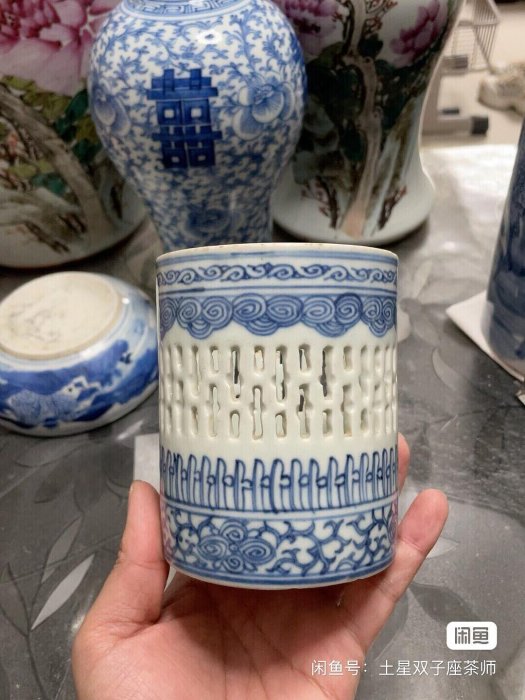 嚴選清代乾隆青花筆筒，工藝精湛釉色光潤，胎質細膩器型規整磕沖線極