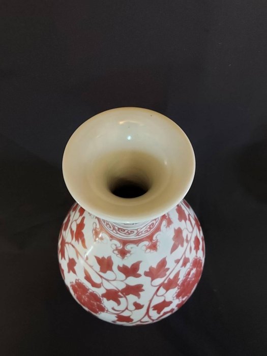 明代釉裡紅纏枝蕃蓮紋玉壺春瓶。明洪武，高30厘米，口徑8.5厘米，足徑