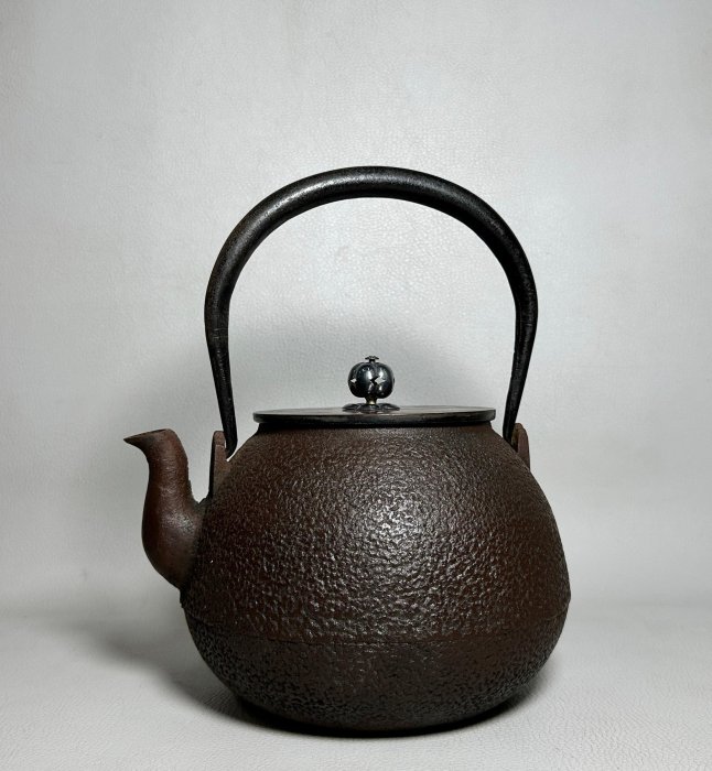 煎茶道具 古作 時代物 鉄瓶 釜師 雲色堂造 銅蓋 湯沸 古玩輕鬆拍】老日本頂級茶道具名金工匠龍文堂造☆落款銀摘厚銅蓋柚肌棗