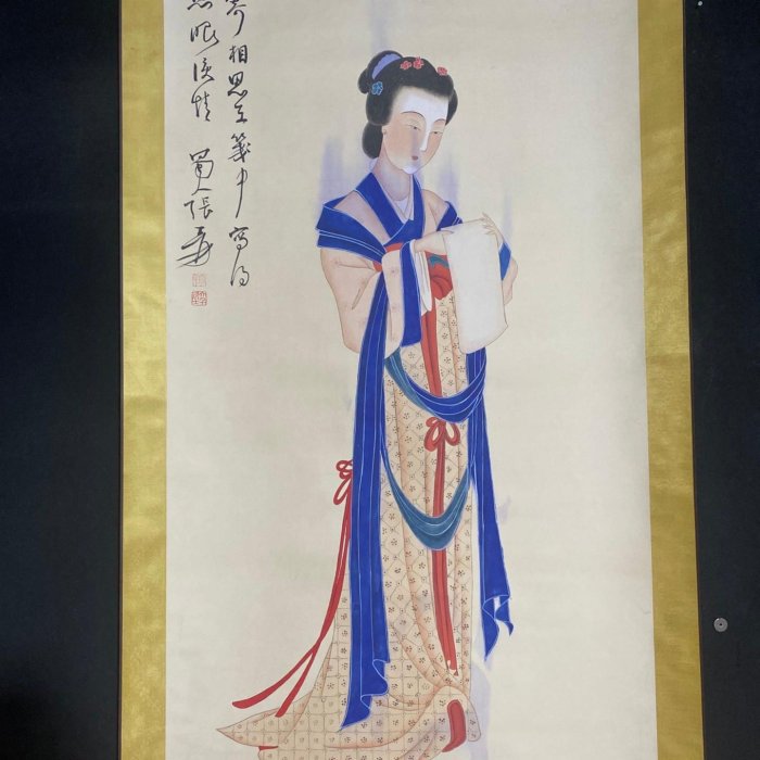 編號KAN2一120四尺帶信郵票中堂畫張大千仕女畫純手繪一圖—物裱好【古物