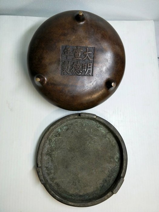頂天- 大明宣德年製款朝天耳帶座銅爐尺寸:高6含耳8.2口徑寬15高6cm 重