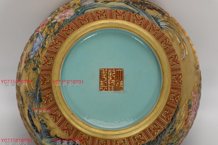 清乾隆，琺瑯彩金地雕刻百鳥朝鳳缸，高14.5厘米，口徑20.7厘米，底徑