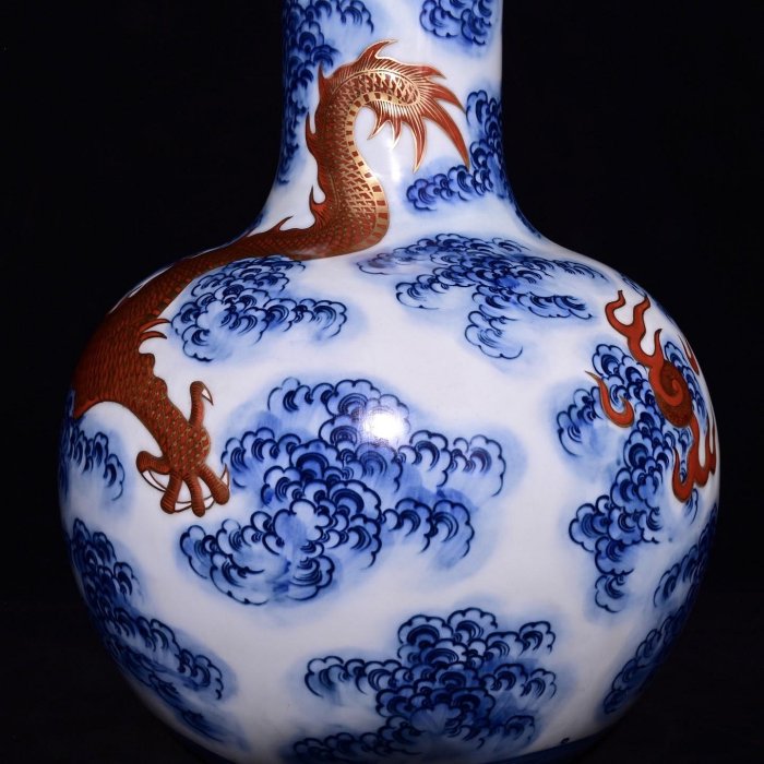 可議價清乾隆年制青花礬紅描金浮雕龍紋天球瓶，高43×32厘米??200064528