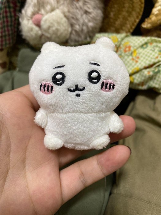 嚴選日本正貨chiikawa吉伊卡哇迷你坐姿毛絨公仔，身型小巧超可愛，附有可愛粒子感。適合珍藏與贈送。 迷你坐姿毛絨公仔 吉伊卡哇 可愛