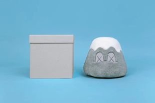 Image.台中逢甲店KAWS :HOLIDAY JAPAN MOUNT FUJI 富士山抱枕灰色