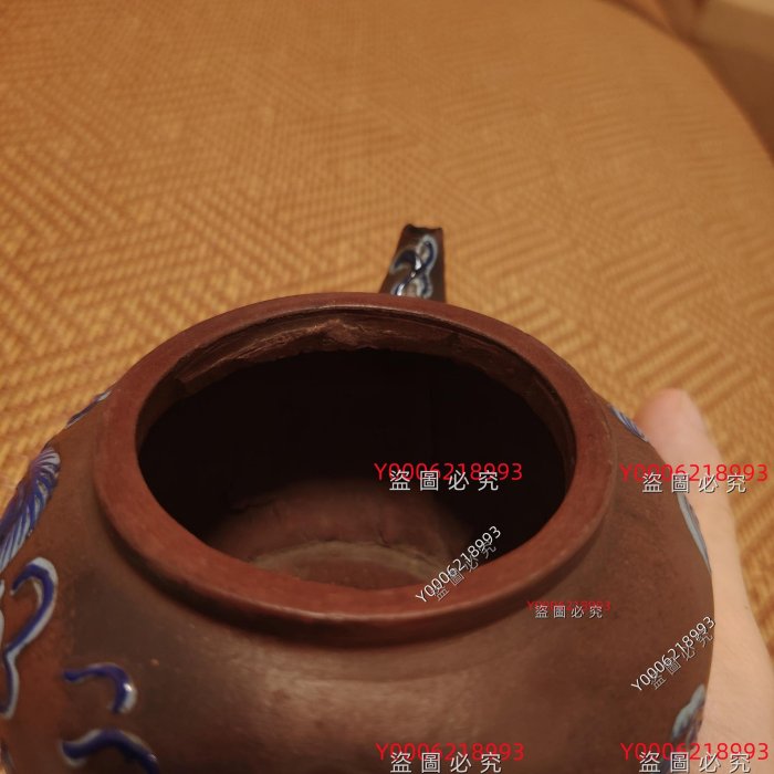 清代中藍彩獅子紋紫砂壺，壺身紫砂材質，做工精致。壺身繪制藍色獅子滾
