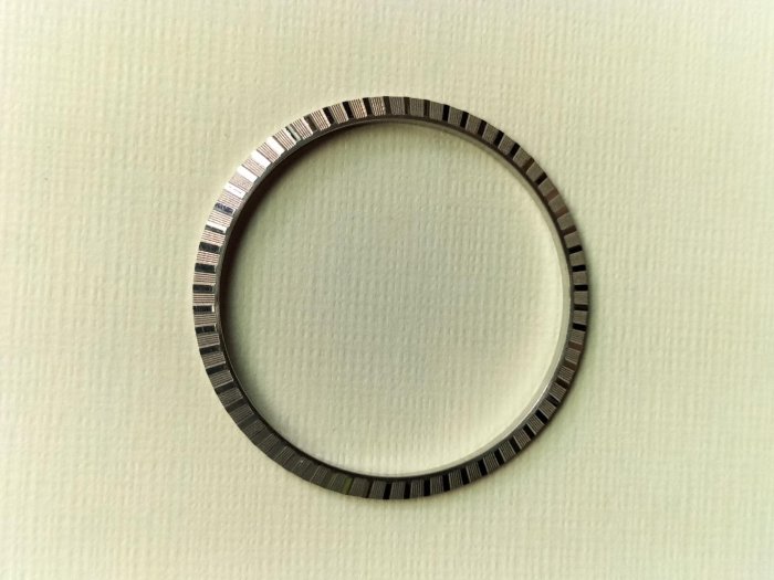 勞力士原裝軌道錶圈， 適用16220.16030等錶徑36MM錶款，錶圈外徑35 mm，內徑30.5mm 九成新以上