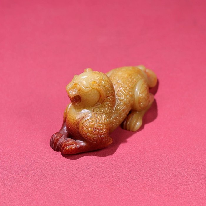 臻品旧藏，和田玉满沁宝工玉虎把包浆厚重， 沁色入骨工艺精湛，犀利民