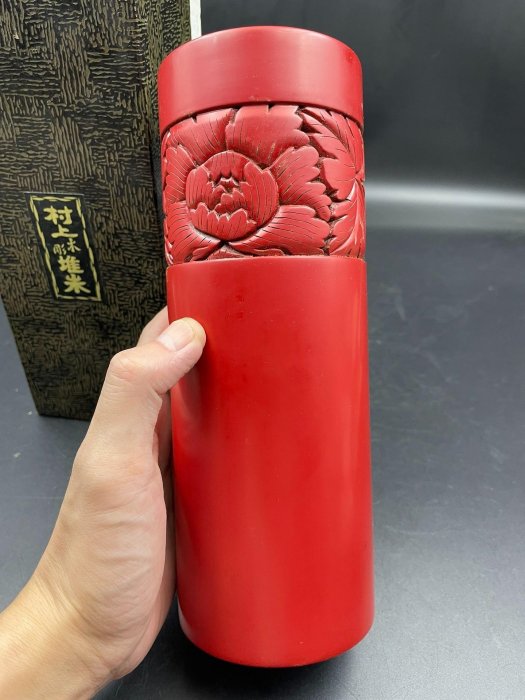 嚴選日本村上木雕堆朱花瓶，天然木胎漆器伴純銅芯，瓶身精工雕琢牡丹圖