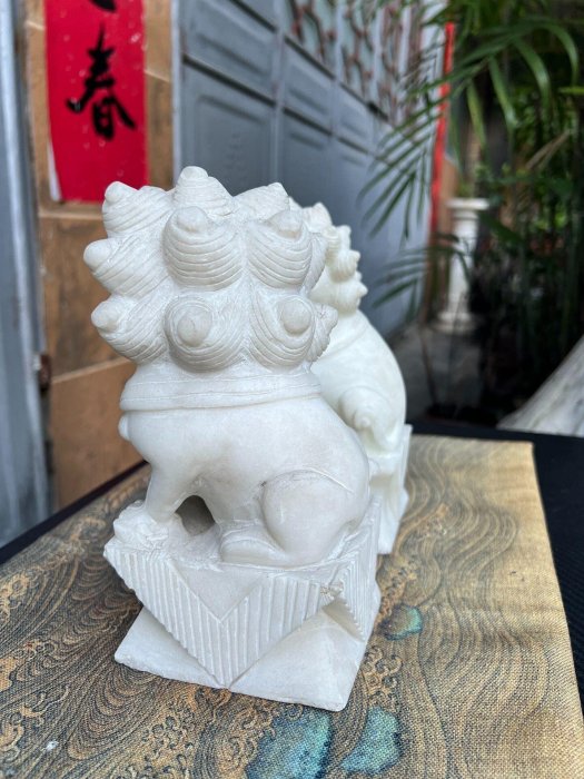 手彫り 白玉石　漢白玉獅子重さ約610g 嚴選手工石雕漢白玉獅子，獨一無二孤品藝術珍藏。尺寸：約40x30x25cm