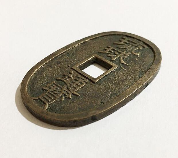 嚴選日本琉球通寶當百古幣，尺寸49.4x33.3mm，重20.4克，「琉球二字移