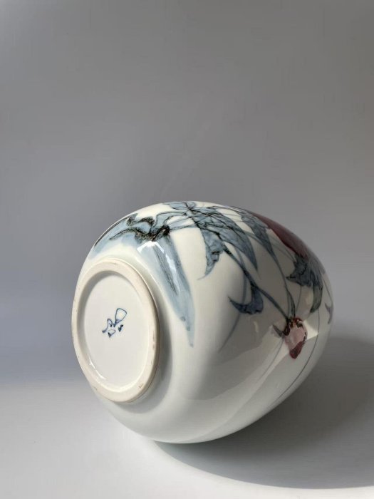 中島均昭和12年創作石榴花紋花瓶，高25公分，實弟人間國寶中島宏繼承之