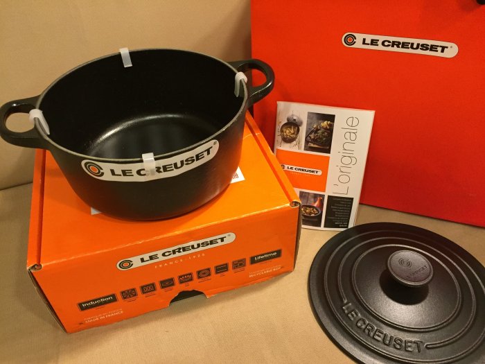 全新Le Creuset] 18公分鑄鐵鍋/圓鐵鍋/黑琺瑯(沉靜黑) (送LC鍋食鐠卡5