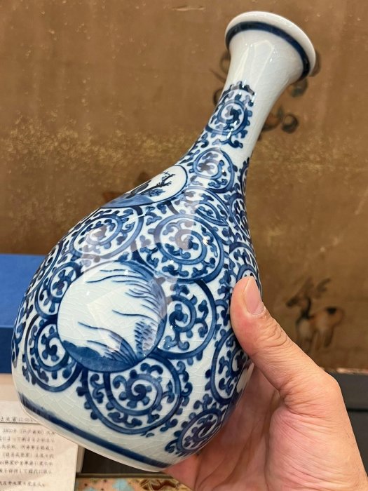 日本瀨戶丸窯嚴選青花染付唐草花瓶，冰裂開片玉壺春造型，手工天然青花