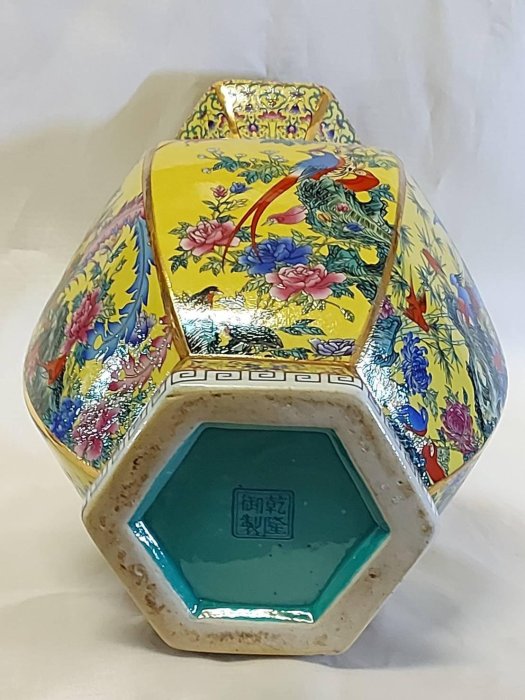 乾隆御製六方花鳥琺瑯釉蒜頭瓶景致物體具有立體感，堪稱集清代