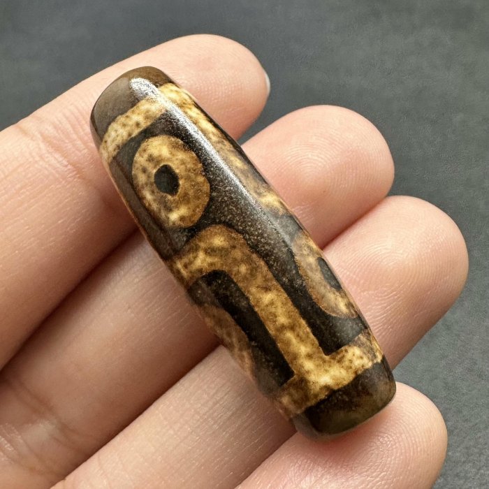 嚴選臺灣產折線六眼天珠，尺寸37.1x13x12.3mm，適合收藏與佩戴折線六眼