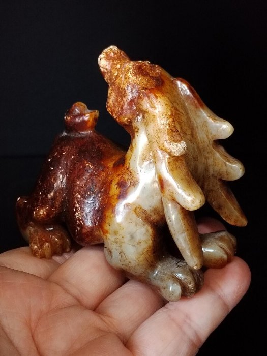 嚴選和闐玉瑞獸擺件，玉質溫潤紅沁自然，尺寸8.2×3.8公分，重219克