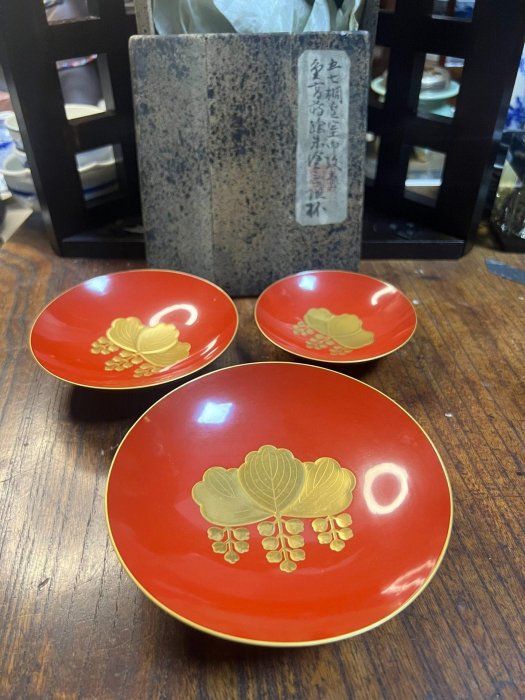 嚴選日本昭和時期五七桐紋朱漆金蒔繪木胎三重杯，完整古董漆器收藏佳品