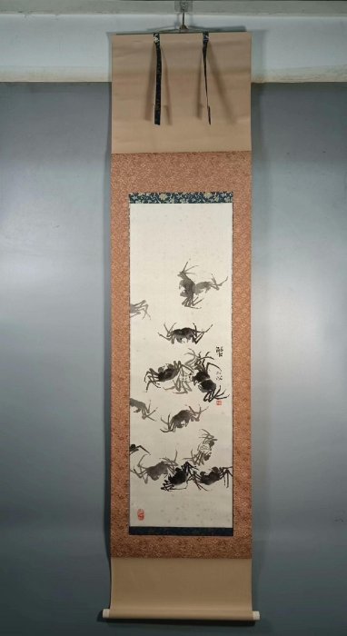 紙本 掛軸 遊玩戲圖 日本茶室掛畫《蟹》紙本卷軸掛畫掛軸面備注：年久難免有磨損和折痕黃斑