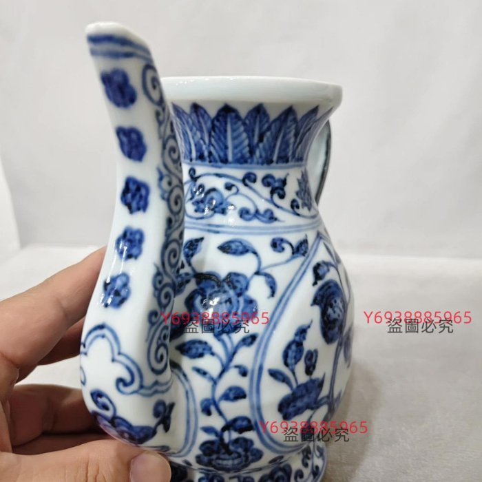 海瓷明宣德青花花卉紋執壺，帶蓋，蓋頂有獸鈕裝飾，壺身青花纏枝花卉