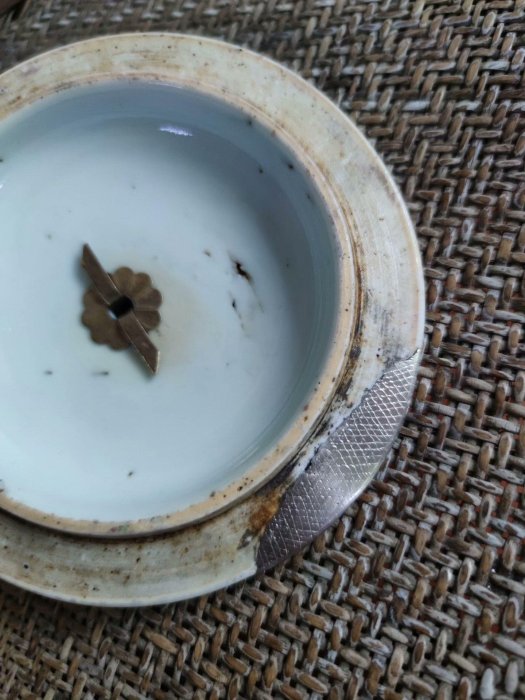 嚴選晚清民國花鳥小號粥罐瓷蓋，釉面微微返黃，附銅鈕蓋。尺寸小巧適合