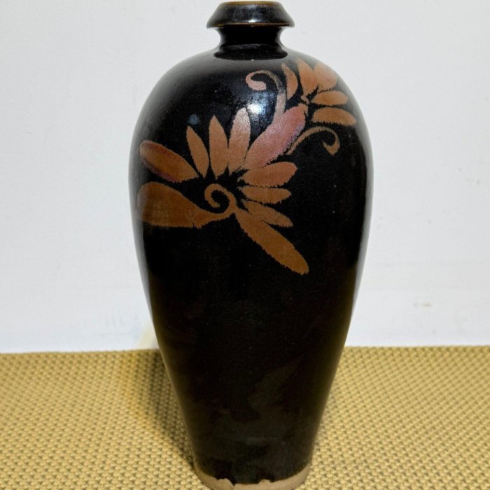 磁州窯黑釉鐵銅花梅瓶，尺寸如圖所示，黑色釉面搭配古銅色花卉紋路