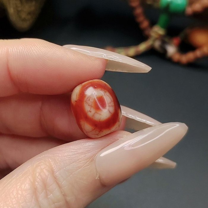 天珠蓮花三眼天珠臺灣寶源天珠至純瑪瑙材質采用傳統手工打磨工藝，珠身