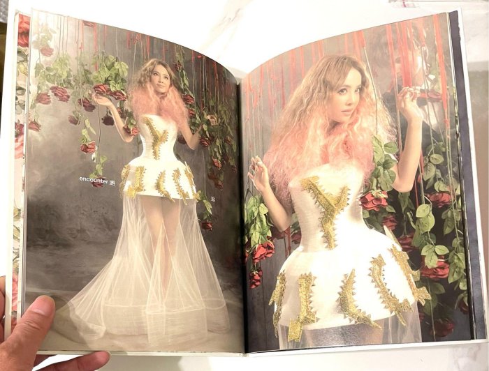 簽名）蔡依林Muse 大藝術家Dr. Jolin 愛的謬思精裝版36頁電影歌詞本