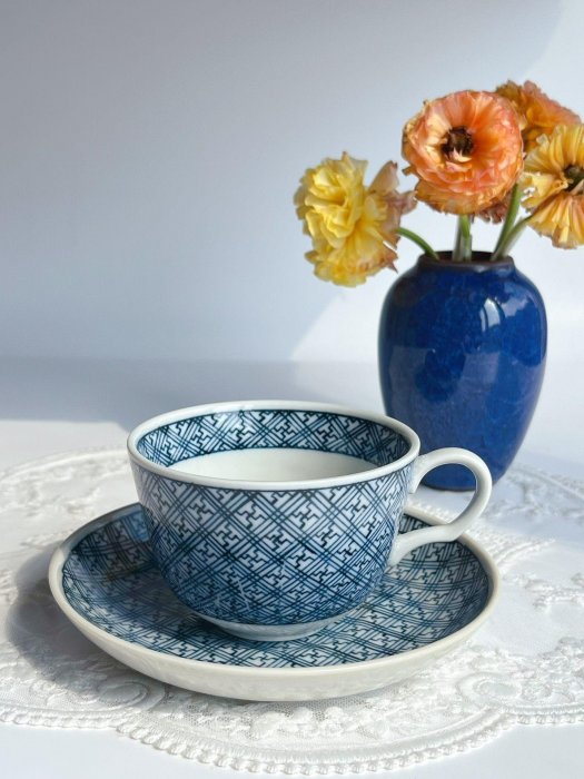 日本KS大島染付咖啡杯，青花釉下萬字紋內外滿繪，高6.3碟14，全新全品