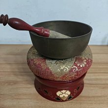 銅造磬 嚴選日本古銅磬，尺寸4.5x10.5cm，質感斑駄迷人。適合收藏家與喜愛古董