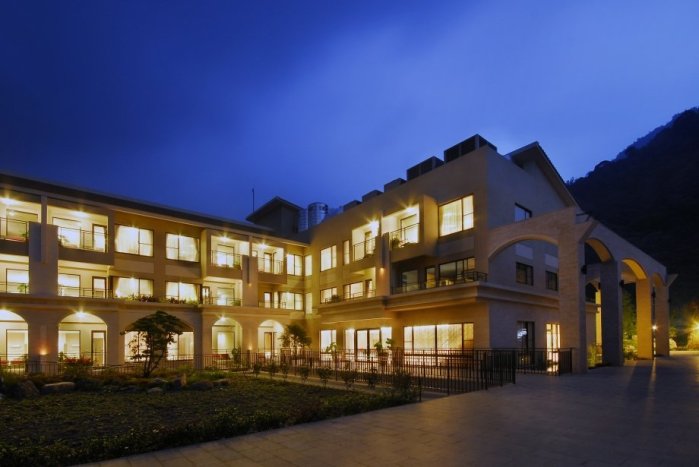 楓樺台一渡假村(台一生態休閒農場)溫泉酒店，花泉卉館4人房每位1650元起 早餐+合菜+農場門票+夜間DIY+園區導覽