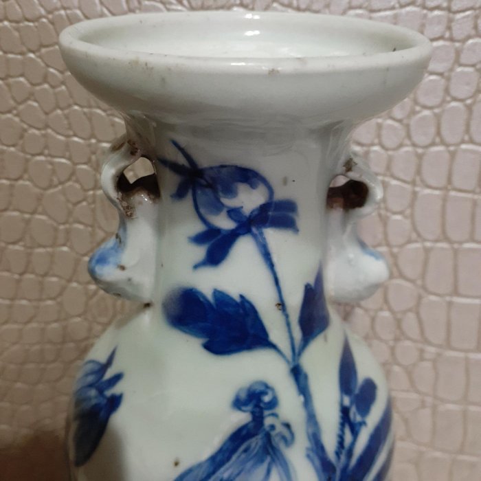 中国清時代豆青釉花瓶 TWO UNDERGLAZE-BLUE CELADON-GLAZED VASESQING DYNASTY, 19TH