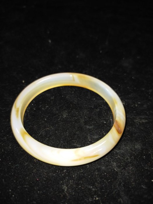 K0087 琥珀色玉髓紋瑪瑙鐲內緣直徑5.3cm鐲寬1.9cm 玉鐲玉琢手鐲手琢
