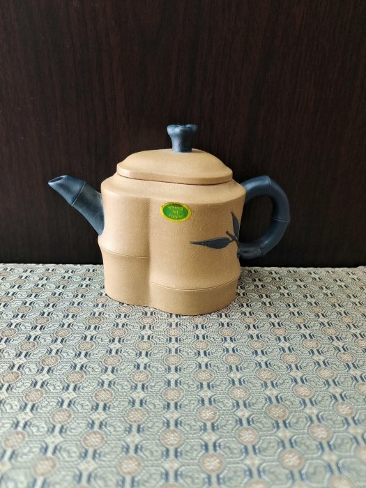 宜興老紫砂 六方壷　早期単孔壷精品 邵元亭製 嚴選早期宜興紫砂七零八零年代一廠段泥精品三角壺，齊逸逸底款網孔出水