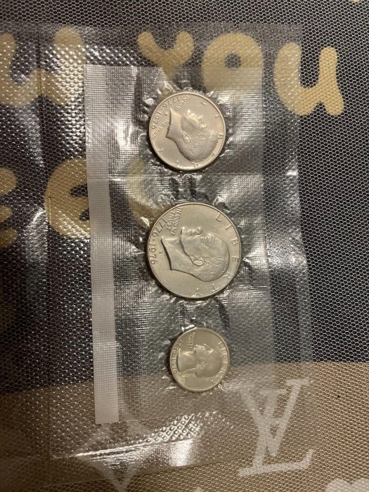1976年美國建國200週年紀念系列銀幣珍藏套組，嚴選一美元、半美元及25美分古錢幣，附原始保護盒，適合收藏家典藏。