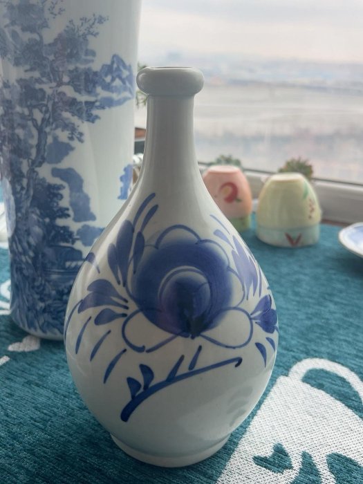 嚴選日本回流李朝時代白瓷花瓶，手工拉胚錐形設計，寬口高圈足，釉質如