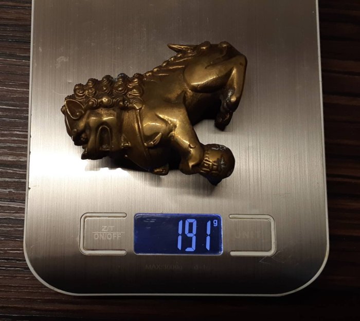 獅置物，古銅製，鎮宅，辟邪，在銘あり重2300克。 獅置物，古銅製，鎮宅，辟邪，在銘あり重2300克。