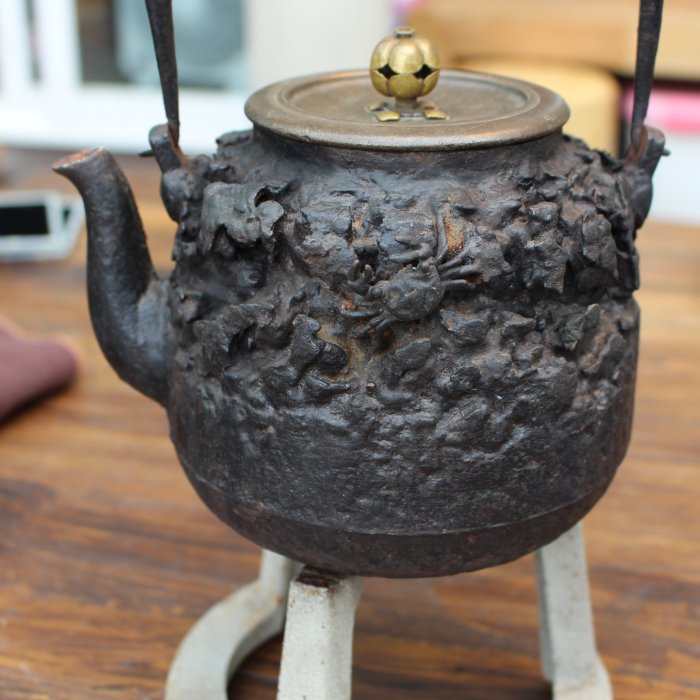 福549 道安形鉄瓶 龍文堂造 岩肌蟹紋 花形銅摘蓋 【