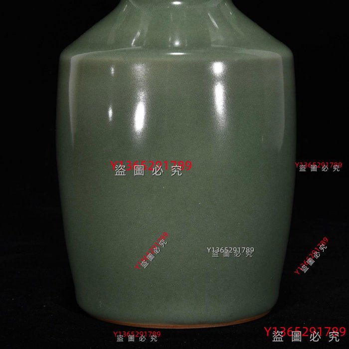 宋龍泉窯梅子青釉乾陵題詩文雙魚盤口瓶，高26厘米，直徑10厘米. 舊藏