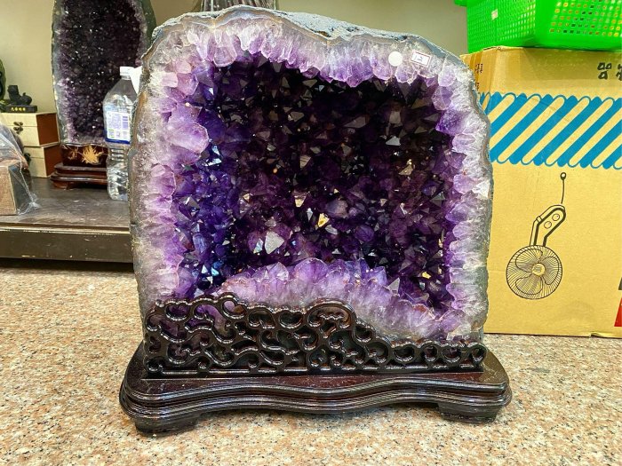 大角艷紫土型紫水晶洞，重69公斤，含座高：48、寬：47、