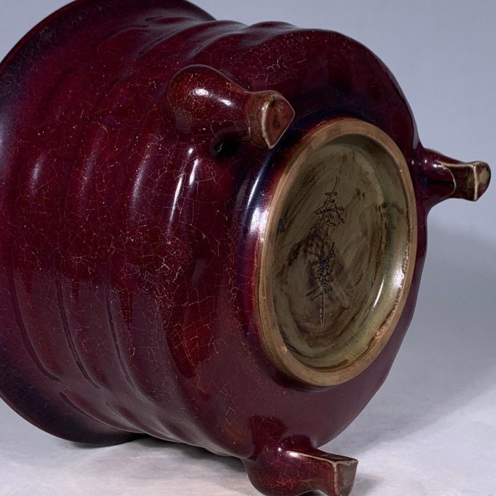 宋鈞窯玫瑰紫釉八卦紋三足奩，高13.5直徑22.5cm，500933 瓷器官窯汝窯