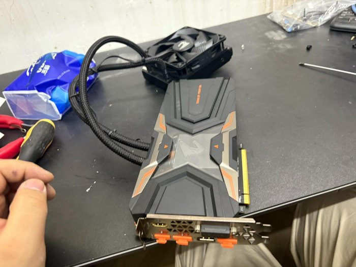 【小新代購】技嘉gtx1080ti水雕，使用正常，溫度有點高，包郵不議價 喜歡的話歡迎即時通與我們聯繫