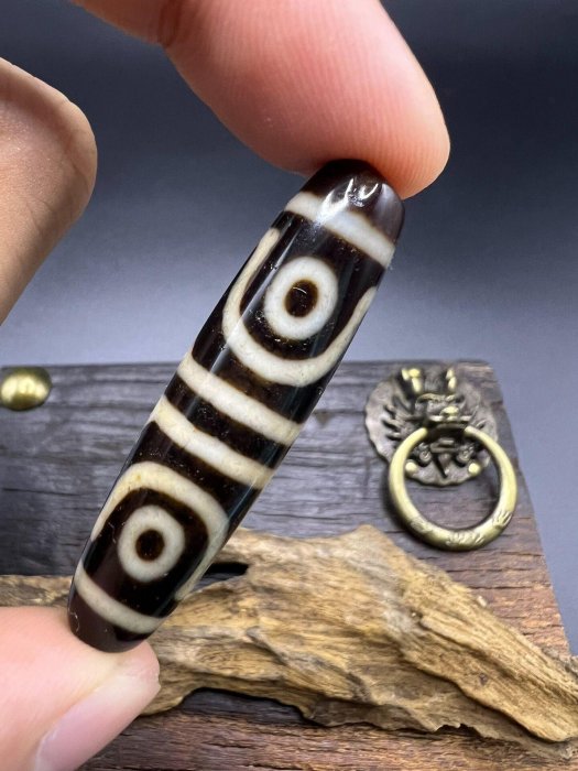 嚴選上肯天珠，如意四眼工藝手工珠，尺寸對孔49.6mm直徑12.2mm，黑白咬