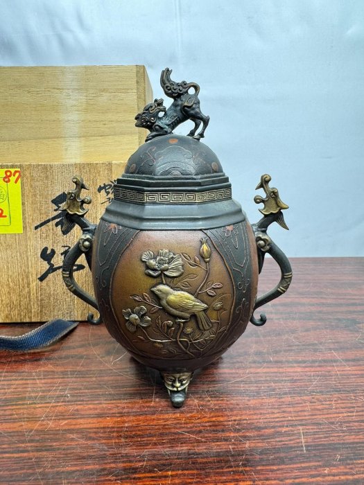 嚴選日本高岡銅器大峰作lions蓋銅香爐，精美花鳥浮雕藝術品，實物高清