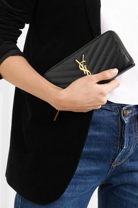 【YSL】MONOGRAM系列V字縫線魚子醬牛皮金屬LOGO拉鍊長夾/手拿包