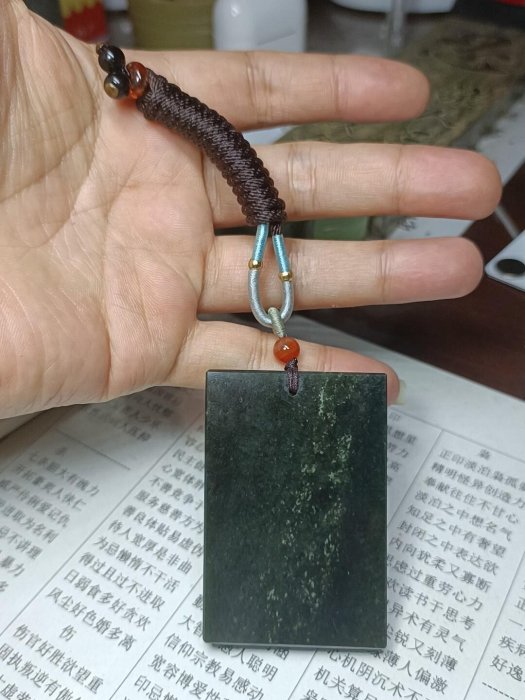 和田玉青玉無事牌（編碼zwsp2）4×6×0.8厘米，采用新疆青玉精工雕刻而成