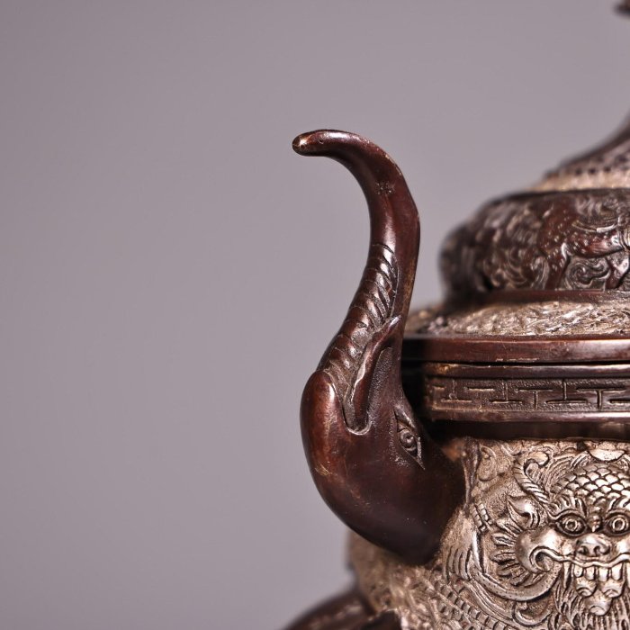 中国古美術・旧蔵品・純銅製・高浮彫・錾刻・鎏銀・八宝紋 盤龍 首飾箱・置物・茶道 珍品舊藏收純銅高浮雕鏨刻鎏銀獸面永珍薰香爐工藝精湛器型款式重1500克