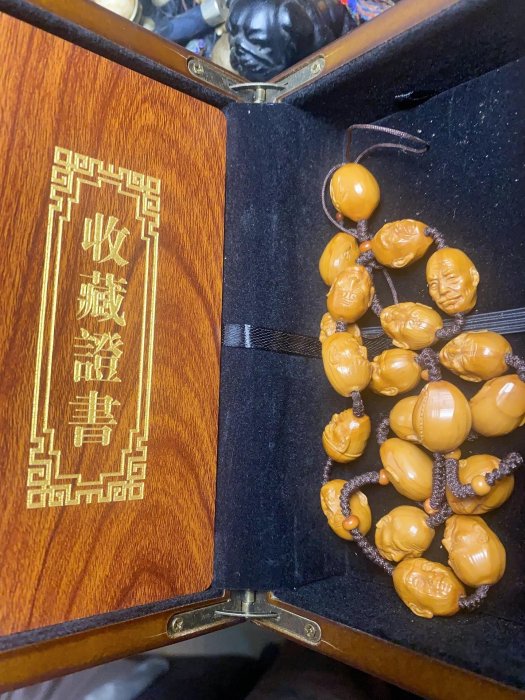 嚴選橄欖核十八羅漢手串，純手工雕琢藝術品，附贈專屬收藏證書實木雕刻