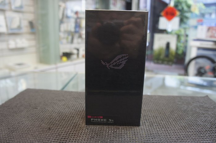 全新 ASUS ROG Phone 5s 16GB/256GB  神腦國際公司貨~